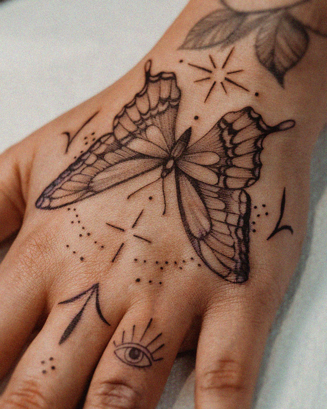 30 Stunning Hand Tattoo Ideas for Women that Express Individuality