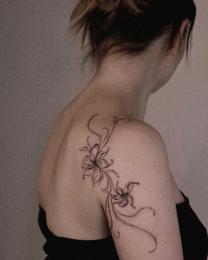 Elegance Inked: A Floral Shoulder Tattoo