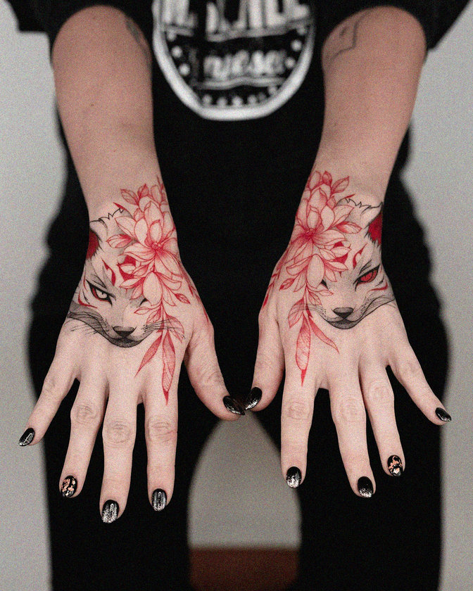 Fox and Florals: Intricate Hand Artistry